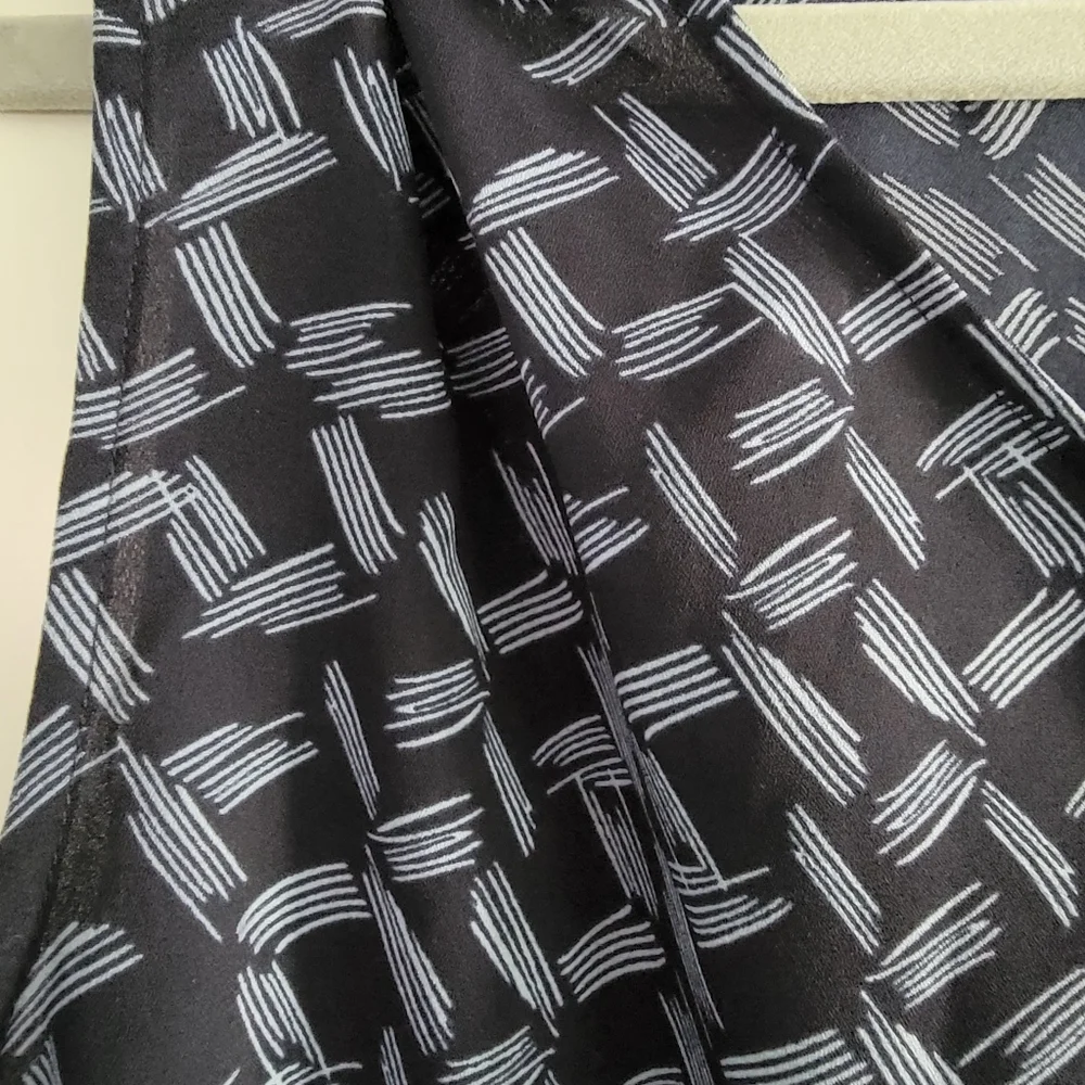 Banana Republic Navy Top with Light Blue Geometric Print - Picture 4 of 5